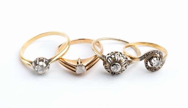 Lotto di 4 anelli in oro con diamanti  - Asta Gioielli, orologi, argenti e penne - Associazione Nazionale - Case d'Asta italiane