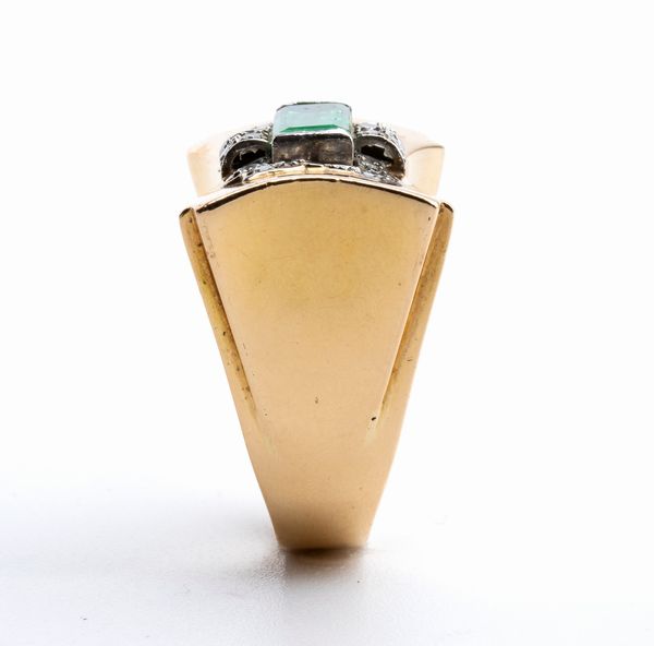 Anello in oro giallo con smeraldo e diamanti - anni '40  - Asta Gioielli, orologi, argenti e penne - Associazione Nazionale - Case d'Asta italiane
