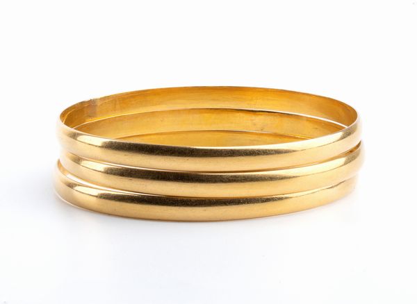 Tre bracciali a cerchio rigido in oro  - Asta Gioielli, orologi, argenti e penne - Associazione Nazionale - Case d'Asta italiane