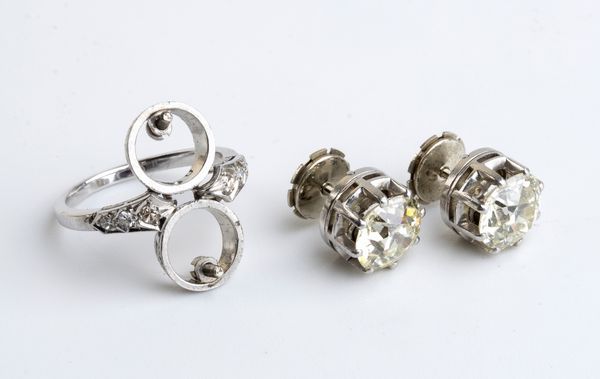 Anello in platino con coppia di diamanti, trasformabile in un paio di orecchini - anni '30  - Asta Gioielli, orologi, argenti e penne - Associazione Nazionale - Case d'Asta italiane
