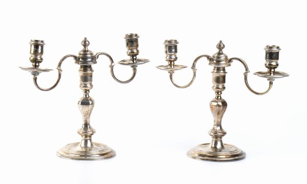 Coppia di candelabri inglesi in argento - Londra 1956  - Asta Gioielli, orologi, argenti e penne - Associazione Nazionale - Case d'Asta italiane