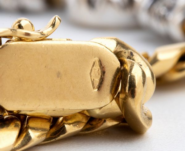 Demi parure composta da collana e bracciale in oro e diamanti  - Asta Gioielli, orologi, argenti e penne - Associazione Nazionale - Case d'Asta italiane