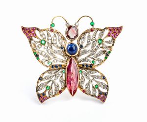 Spilla farfalla in oro con diamanti e pietre di colore  - Asta Gioielli, orologi, argenti e penne - Associazione Nazionale - Case d'Asta italiane