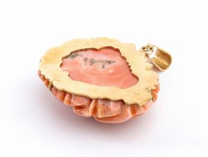Pendente in oro e corallo a forma di rosa  - Asta Gioielli, orologi, argenti e penne - Associazione Nazionale - Case d'Asta italiane