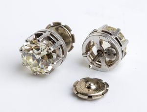 Anello in platino con coppia di diamanti, trasformabile in un paio di orecchini - anni '30  - Asta Gioielli, orologi, argenti e penne - Associazione Nazionale - Case d'Asta italiane