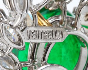 VENTRELLA: orecchini in oro con due gocce di smeraldo e diamanti  - Asta Gioielli, orologi, argenti e penne - Associazione Nazionale - Case d'Asta italiane