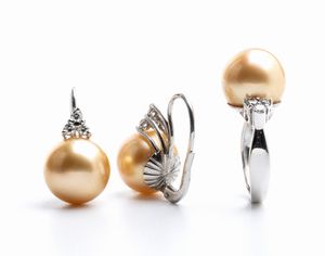 Un anello ed un paio di orecchini in oro con perle golden e diamanti  - Asta Gioielli, orologi, argenti e penne - Associazione Nazionale - Case d'Asta italiane