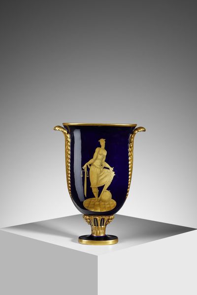 PONTI GIO (1891 - 1979) : Vaso Piumato - La Giustizia Manifattura Richard-Ginori Pittoria di Doccia  - Asta Asta 427 | DESIGN E ARTI DECORATIVE DEL NOVECENTO Tradizionale - Associazione Nazionale - Case d'Asta italiane