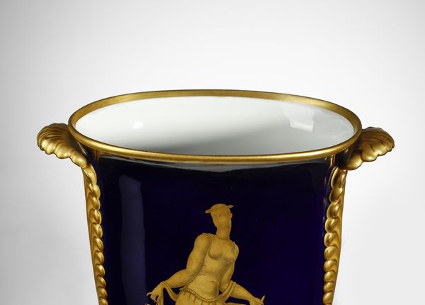 PONTI GIO (1891 - 1979) : Vaso Piumato - La Giustizia Manifattura Richard-Ginori Pittoria di Doccia  - Asta Asta 427 | DESIGN E ARTI DECORATIVE DEL NOVECENTO Tradizionale - Associazione Nazionale - Case d'Asta italiane