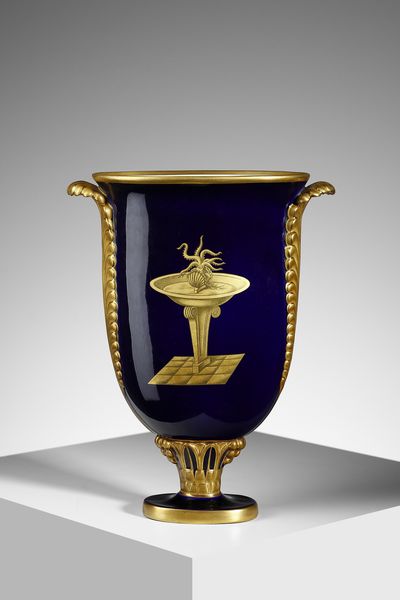 PONTI GIO (1891 - 1979) : Vaso Piumato - La Giustizia Manifattura Richard-Ginori Pittoria di Doccia  - Asta Asta 427 | DESIGN E ARTI DECORATIVE DEL NOVECENTO Tradizionale - Associazione Nazionale - Case d'Asta italiane