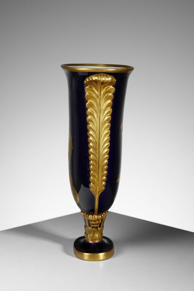 PONTI GIO (1891 - 1979) : Vaso Piumato - La Giustizia Manifattura Richard-Ginori Pittoria di Doccia  - Asta Asta 427 | DESIGN E ARTI DECORATIVE DEL NOVECENTO Tradizionale - Associazione Nazionale - Case d'Asta italiane