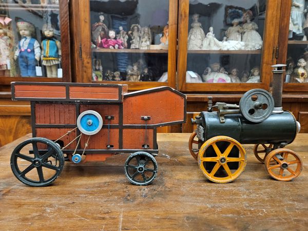 Modellino di antica locomobile a vapore con carro trebbia  - Asta Bambole e Balocchi - Associazione Nazionale - Case d'Asta italiane