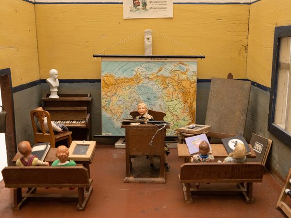 Modellino di aula di scuola con personaggi e oggetti  - Asta Bambole e Balocchi - Associazione Nazionale - Case d'Asta italiane