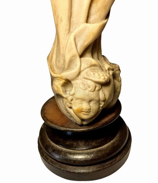 Scultura in marmo raffigurante la Vergine in estasi  - Asta Coralli, Avori e Argenti: capolavori da importanti collezioni italiane - Icone Russe - Associazione Nazionale - Case d'Asta italiane