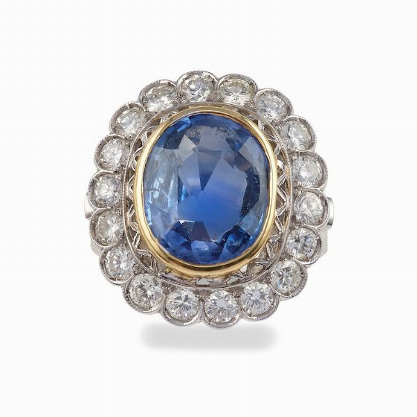 Anello con zaffiro Sri Lanka di ct 7.50 circa e diamanti a contorno  - Asta Fine Jewels - Associazione Nazionale - Case d'Asta italiane