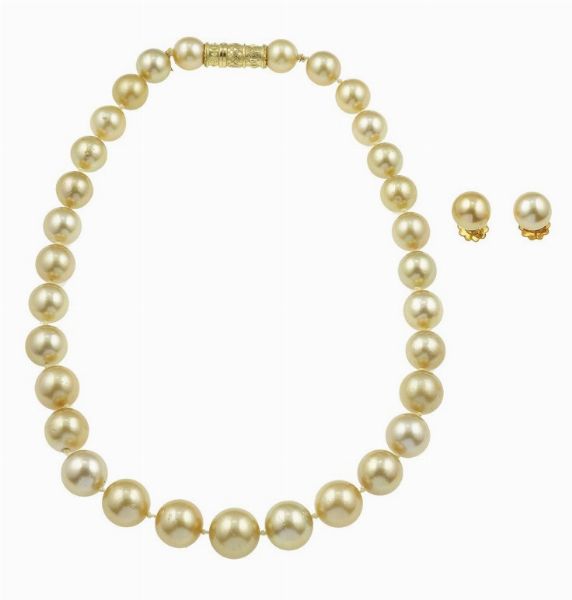 Demi-parure composta da collana e orecchini con perle gold  - Asta Fine Jewels - Associazione Nazionale - Case d'Asta italiane