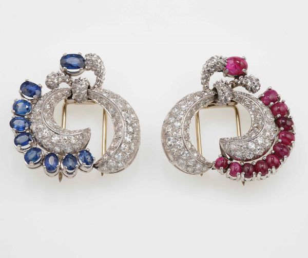 Coppia di clips con diamanti, zaffiri e rubini  - Asta Fine Jewels - Associazione Nazionale - Case d'Asta italiane