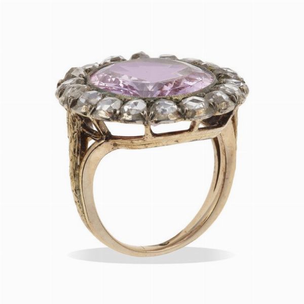 Anello con kunzite e diamanti di vecchio taglio  - Asta Fine Jewels - Associazione Nazionale - Case d'Asta italiane