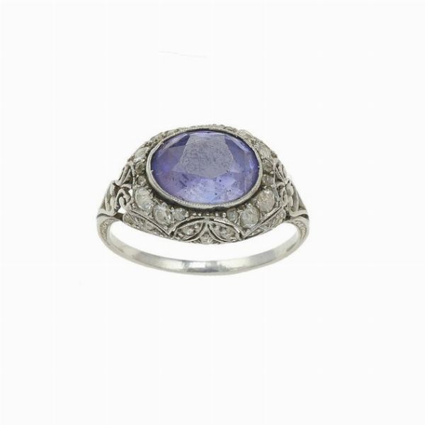 Anello con corindone viola di ct 5.95, nessuna indicazione di trattamento termico e piccoli diamanti  - Asta Fine Jewels - Associazione Nazionale - Case d'Asta italiane