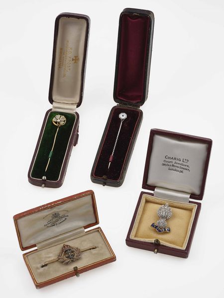 Lotto composto da due spille da cravatta e due spille Regimental  - Asta Fine Jewels - Associazione Nazionale - Case d'Asta italiane