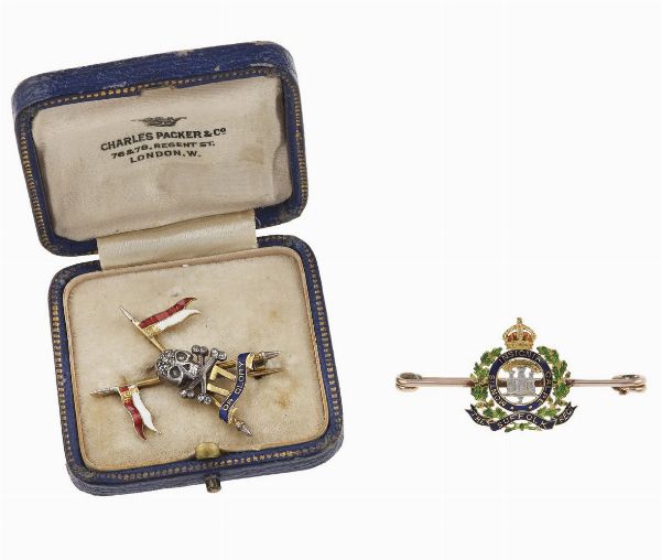 Lotto composto da due spille regimental con smalti policromi  - Asta Fine Jewels - Associazione Nazionale - Case d'Asta italiane