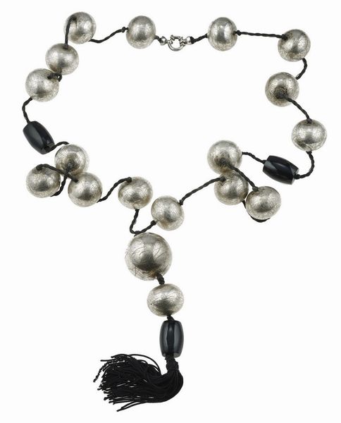 Lunga collana con boules in wax silver e vetri neri  - Asta Fine Jewels - Associazione Nazionale - Case d'Asta italiane