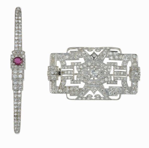 Due spille con diamanti ed un piccolo rubino  - Asta Fine Jewels - Associazione Nazionale - Case d'Asta italiane