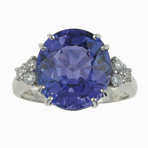 Anello con tanzanite di ct 7.02 e piccoli diamanti  - Asta Fine Jewels - Associazione Nazionale - Case d'Asta italiane