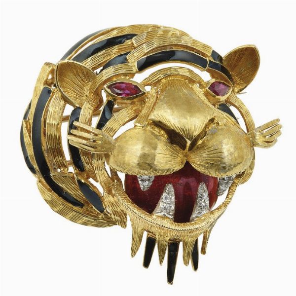 Spilla tigre con smalti policromi, diamanti taglio huit-huit e due rubini  - Asta Fine Jewels - Associazione Nazionale - Case d'Asta italiane