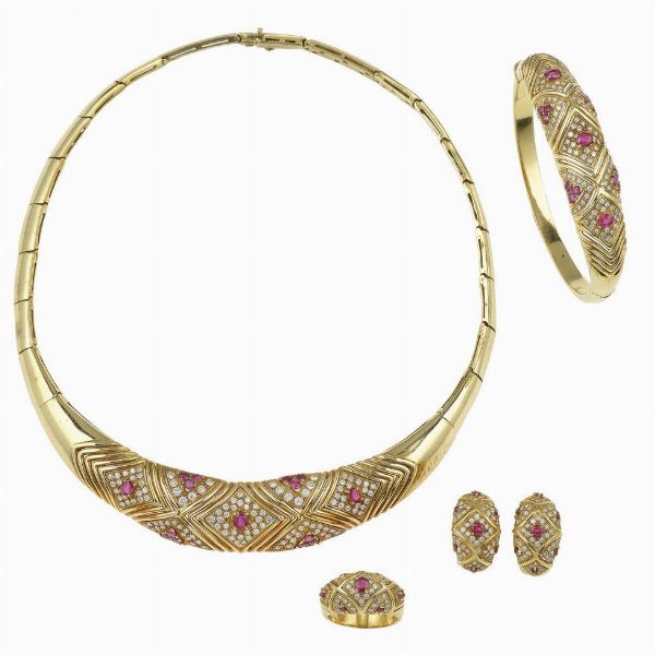 Parure composta da girocollo, anello, bracciale ed un paio di orecchini con diamanti e rubini  - Asta Fine Jewels - Associazione Nazionale - Case d'Asta italiane