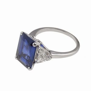 Anello con zaffiro Sri Lanka di ct 5.212, nessuna indicazione di trattamento termico  - Asta Fine Jewels - Associazione Nazionale - Case d'Asta italiane