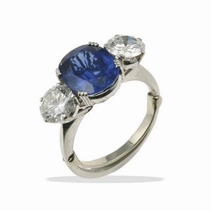 Anello con zaffiro Sri Lanka dI ct 5.40, nessuna indicazione di trattamento termico, e diamanti  - Asta Fine Jewels - Associazione Nazionale - Case d'Asta italiane