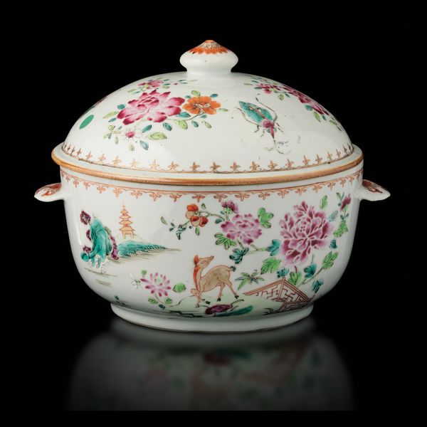 Zuppiera in porcellana con coperchio a decoro floreale Famiglia Rosa, Cina, Dinastia Qing, epoca Qianlong (1736-1796)<BR>  - Asta Fine Chinese Works of Art - Associazione Nazionale - Case d'Asta italiane