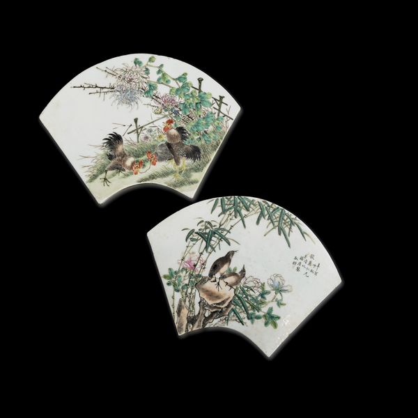 Coppia di placche di forma rettangolare in porcellana a decoro faunistico con iscrizioni, Cina, Repubblica, XX secolo  - Asta Fine Chinese Works of Art - Associazione Nazionale - Case d'Asta italiane