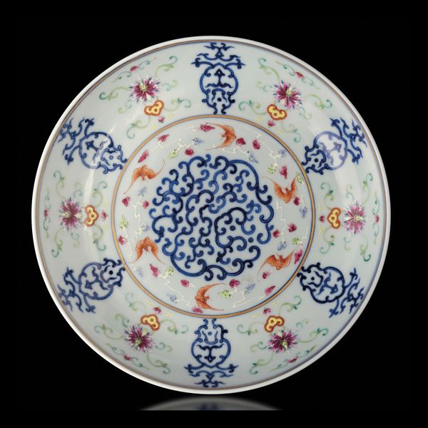 Raro piatto in porcellana Famiglia Rosa con decoro simmetrico, Cina, Dinastia Qing, marca e del periodo Xuantong (1909-1912)  - Asta Fine Chinese Works of Art - Associazione Nazionale - Case d'Asta italiane