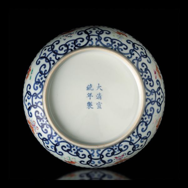 Raro piatto in porcellana Famiglia Rosa con decoro simmetrico, Cina, Dinastia Qing, marca e del periodo Xuantong (1909-1912)  - Asta Fine Chinese Works of Art - Associazione Nazionale - Case d'Asta italiane