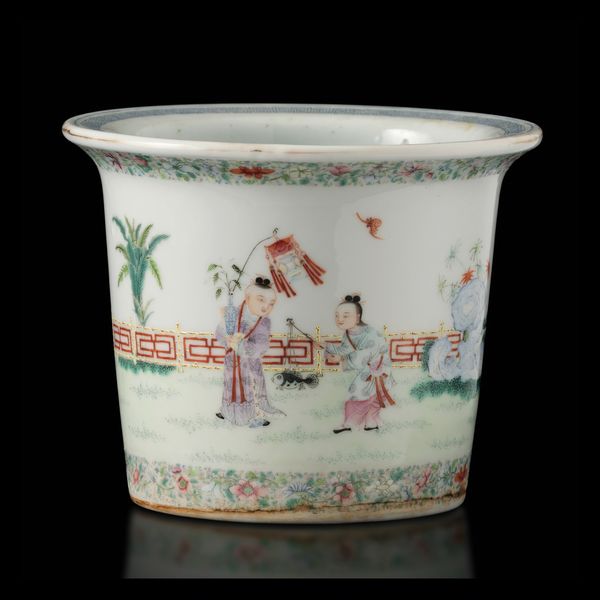 Piccola cachepot in porcellana Famiglia Rosa a decoro di bambini che giocano, Cina, Repubblica, XX secolo  - Asta Fine Chinese Works of Art - Associazione Nazionale - Case d'Asta italiane