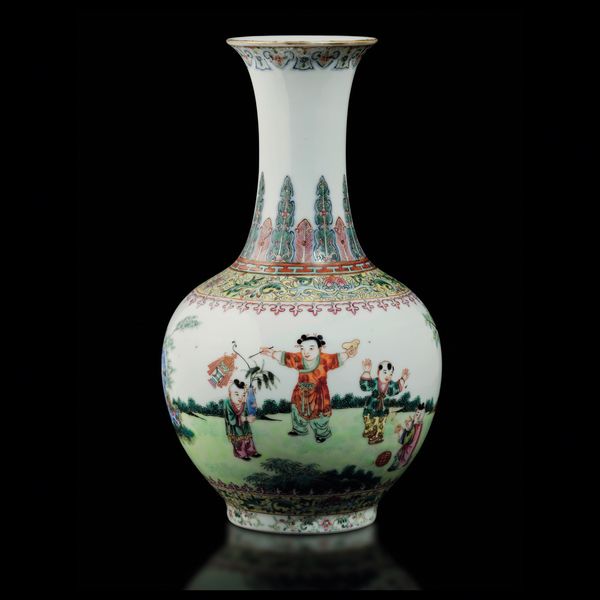 Vaso a bottiglia a decoro geometrico e di scene di vita comune in porcellana, Cina, Repubblica, XX secolo  - Asta Fine Chinese Works of Art - Associazione Nazionale - Case d'Asta italiane