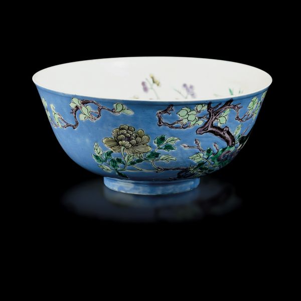 Ciotola in porcellana a decoro floreale e sfondo azzurro, Cina, Dinastia Qing, epoca Guangxu (1875-1908)<BR>  - Asta Fine Chinese Works of Art - Associazione Nazionale - Case d'Asta italiane