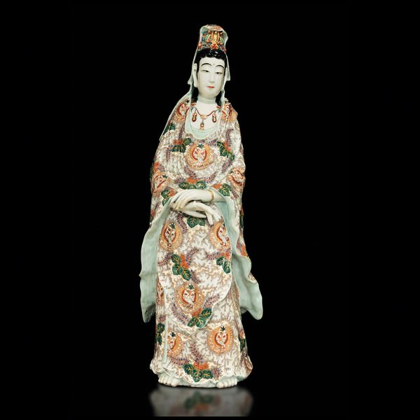 Grande e rara figura di Guanyin in porcellana a smalti policromi, Giappone, Periodo Edo, Arita, XVIII secolo  - Asta Fine Chinese Works of Art - Associazione Nazionale - Case d'Asta italiane