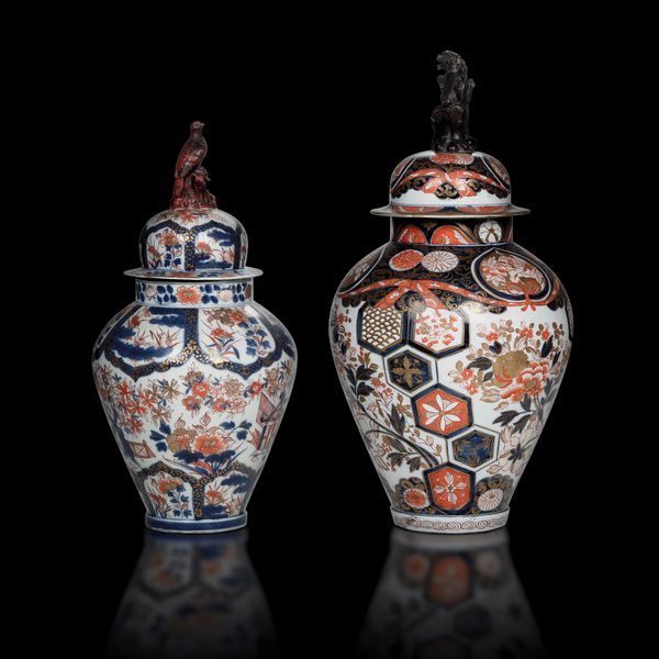 Due potiche in porcellana a decoro naturalistico Imari, Giappone, Arita, fine XVII secolo  - Asta Fine Chinese Works of Art - Associazione Nazionale - Case d'Asta italiane