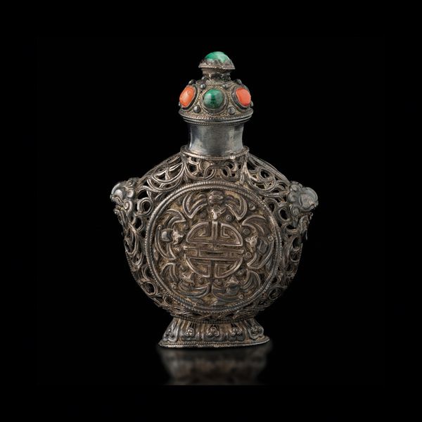 Snuff bottle in argento e pietre dure colorate a decoro geometrico, Tibet, XIX secolo  - Asta Fine Chinese Works of Art - Associazione Nazionale - Case d'Asta italiane