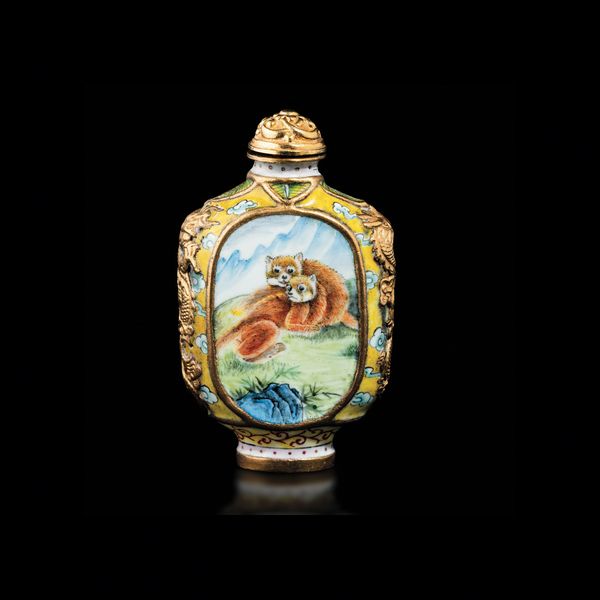 Snuff bottle in smalto a decoro di animali, Cina, Repubblica, XX secolo  - Asta Fine Chinese Works of Art - Associazione Nazionale - Case d'Asta italiane