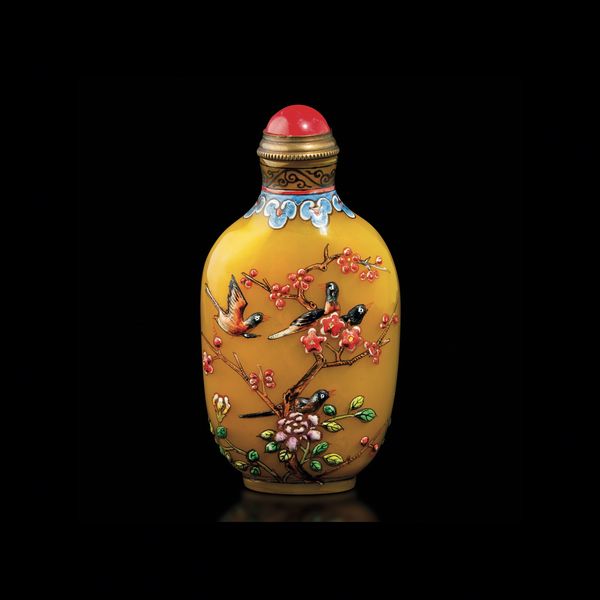 Snuff bottle in vetro di Pechino a smalti policromi con decorazioni di alberi in fiore e uccelli, Cina, Dinastia Qing, epoca Qianlong (1736-1796)<BR>  - Asta Fine Chinese Works of Art - Associazione Nazionale - Case d'Asta italiane