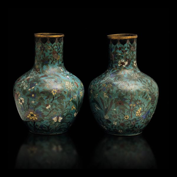 Coppia di vasi Tianqiuping cloisonnè a decoro floreale su fondo turchese, Cina, Dinastia Qing, epoca Jiaqing (1727-1820)<BR>  - Asta Fine Chinese Works of Art - Associazione Nazionale - Case d'Asta italiane