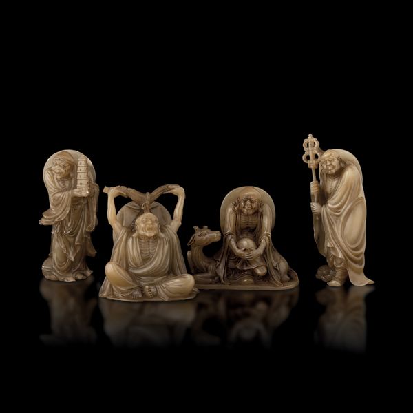 Figure di quattro saggi in saponaria, Cina, Dinastia Qing, fine XIX secolo  - Asta Fine Chinese Works of Art - Associazione Nazionale - Case d'Asta italiane