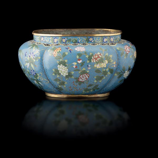 Ciotola cloisonnè a decoro floreale con sfondo azzurro e bordi dorati, Cina, Dinastia Qing, epoca Jiaqing (1727-1820)<BR>  - Asta Fine Chinese Works of Art - Associazione Nazionale - Case d'Asta italiane