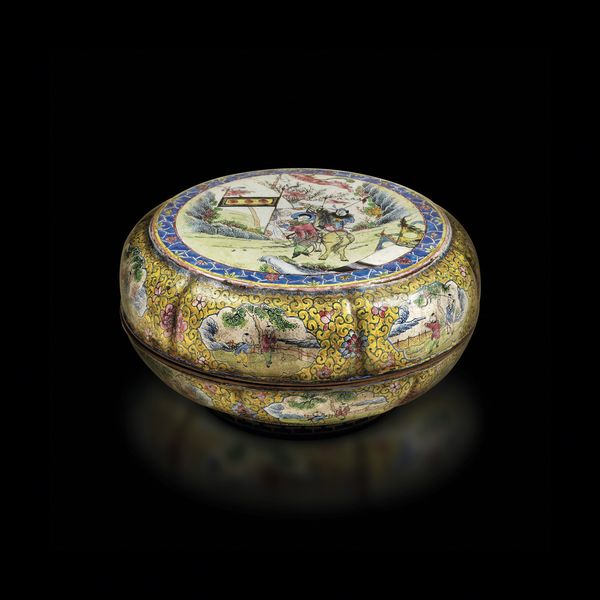 Scatola in bronzo cloisonnè a decoro floreale con inserti di scene di vita comune, Cina, Dinastia Qing, epoca Jiaqing (1727-1820)<BR>  - Asta Fine Chinese Works of Art - Associazione Nazionale - Case d'Asta italiane