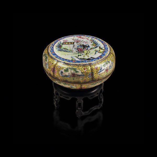 Scatola in bronzo cloisonnè a decoro floreale con inserti di scene di vita comune, Cina, Dinastia Qing, epoca Jiaqing (1727-1820)<BR>  - Asta Fine Chinese Works of Art - Associazione Nazionale - Case d'Asta italiane