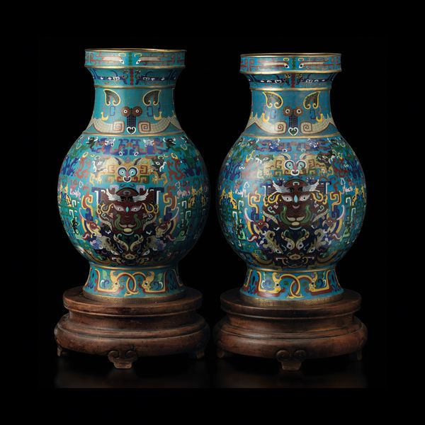 Coppia di vasi cloisonnè a fondo blu con rappresentazione di cani di Pho, Cina, Dinastia Qing, epoca Guangxu (1875-1908)<BR>  - Asta Fine Chinese Works of Art - Associazione Nazionale - Case d'Asta italiane